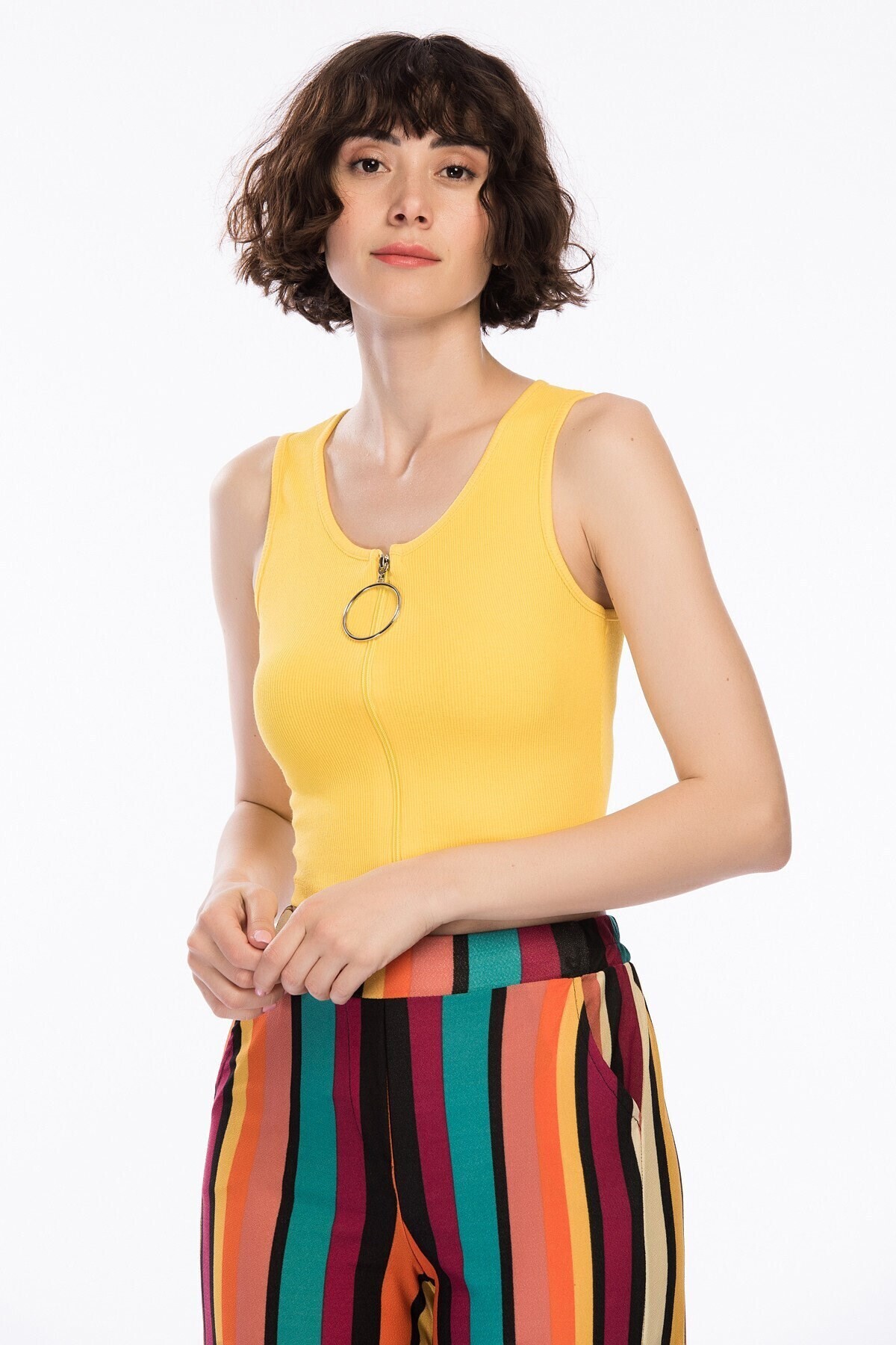 8221200 Kaşkorse Önü Fermuarlı Kolsuz Bluz SARI