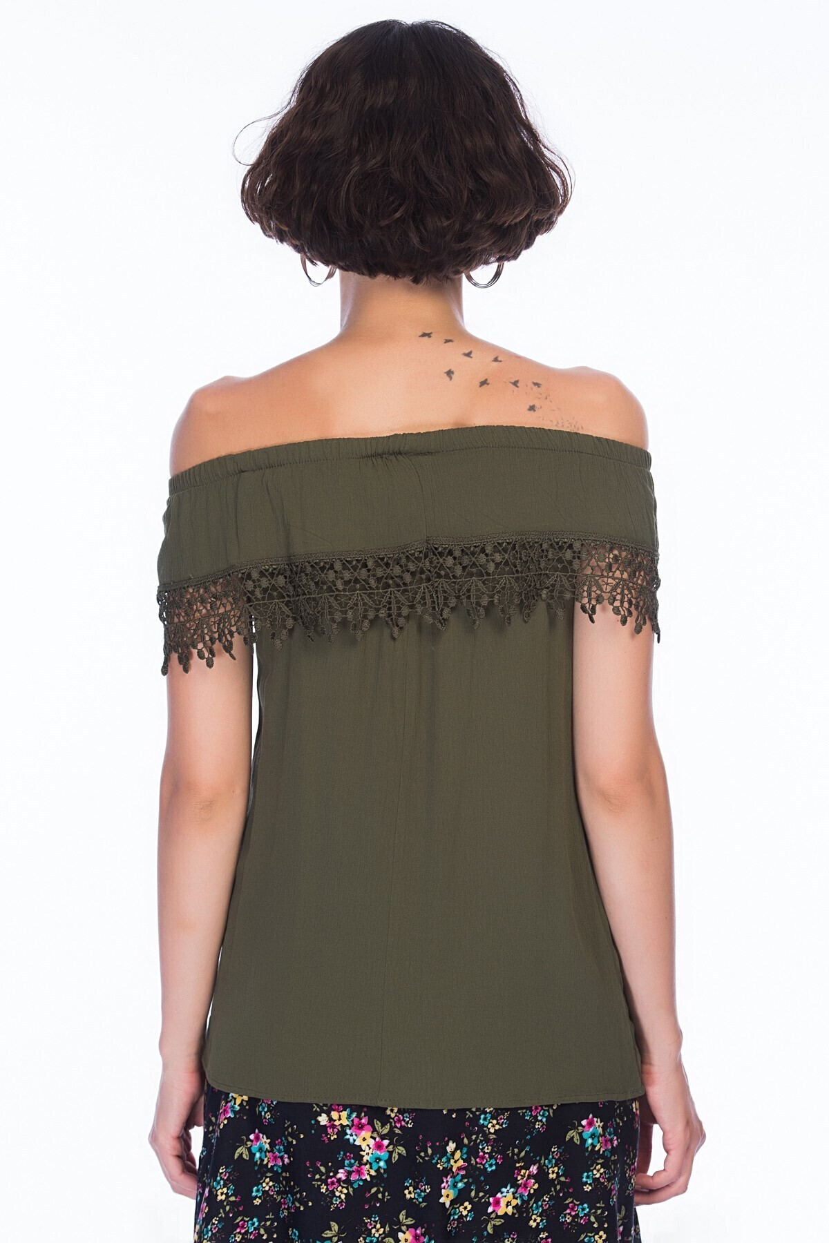 8259457 Şile Bezi Madonna Yaka Güpürlü Bluz HAKI