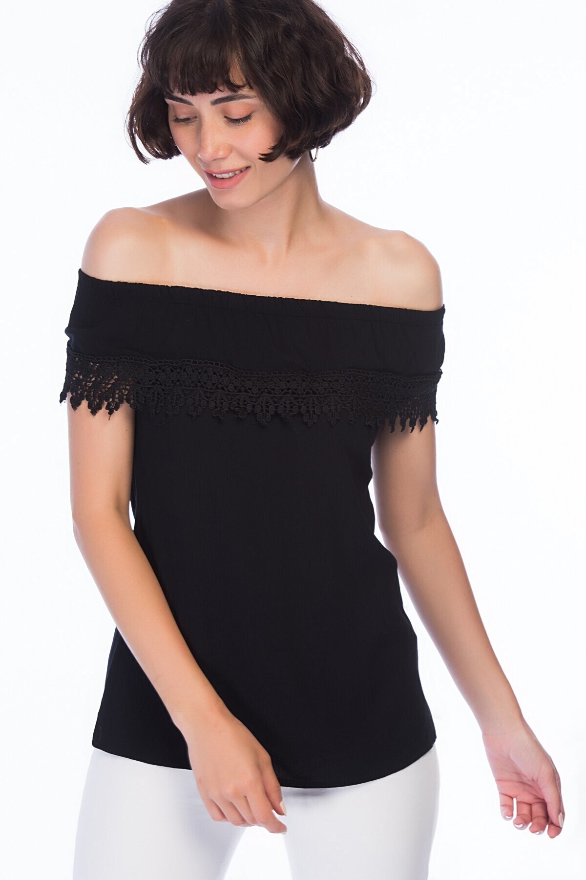 8259457 Şile Bezi Madonna Yaka Güpürlü Bluz SIYAH