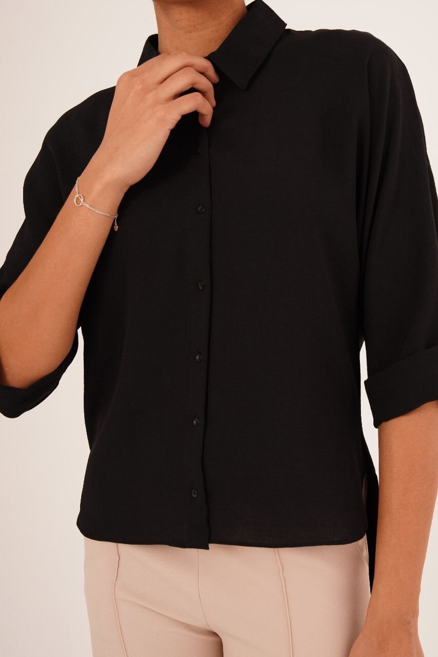 23133339 Ön Kısa Arka Uzun Düğme Detaylı Kapri Kol Gömlek SIYAH