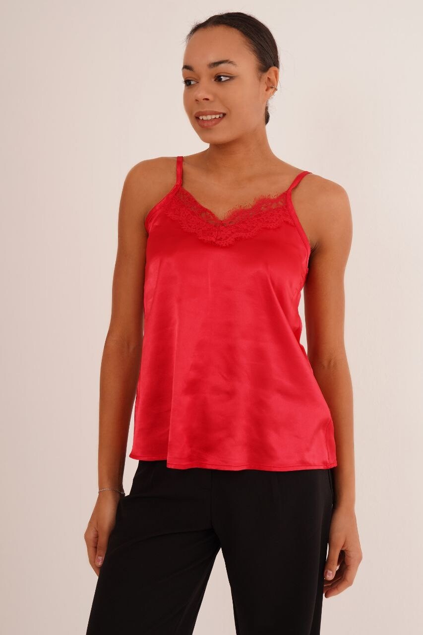 23134061 Saten Göğüs Dantel Detaylı Kolsuz Bluz KIRMIZI
