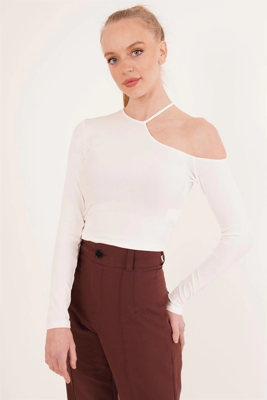 23254279 Kaşkorse Tek Omuz Yaka İpli Crop Bluz BEYAZ