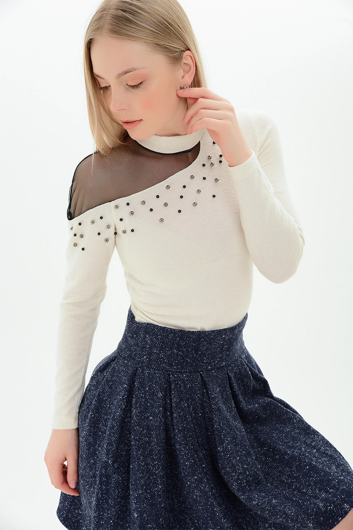 9100986 Yumoş Tek Omuzu Tül İncili Bluz BEJ