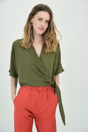 9092928 Kobe Kruvaze Yaka Yarasa Kol Bağlamalı Bluz HAKI