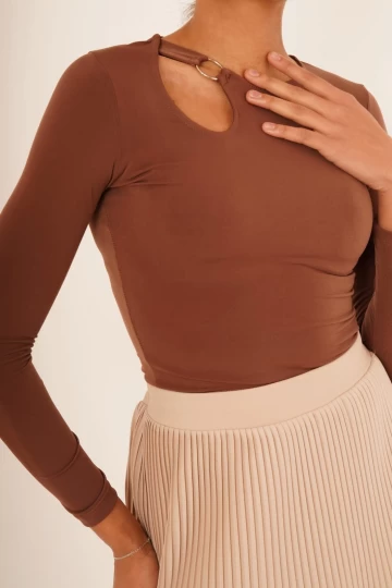 23254220 Sandy Tek Omuzu Tokalı Uz.Kol Bluz KAHVE